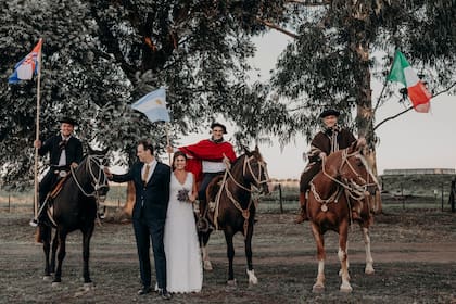 Para su boda sus primos sorprendieron a Celia con las banderas de Croacia, Italia y Argentina con el mensaje "de donde venimos y hacia donde vamos".