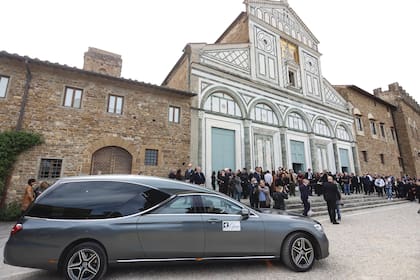 Sus seres queridos frente a la basílica de San Miniato al Monte, que ofrece una espectacular panorámica en altura de la ciudad donde nació y que tanto amaba el diseñador.