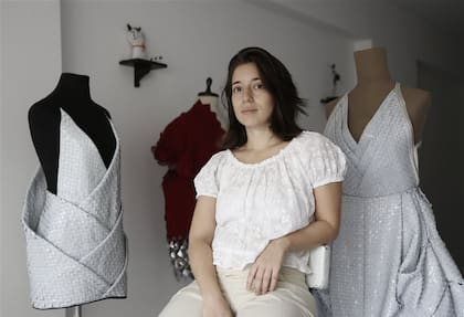 Sus vestidos son elaborados a partir de desechos