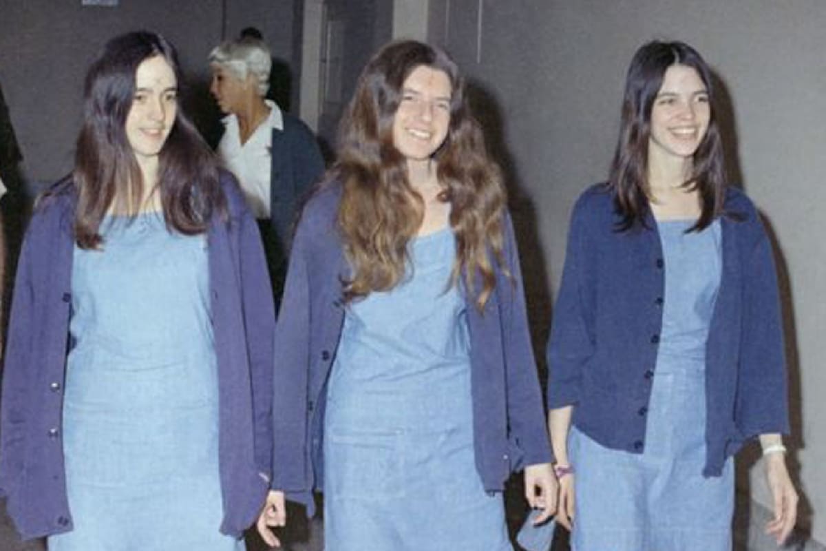 Susan Atkins, Patricia Krenwinkel y Leslie Van Houten se dirigen al tribunal en 1970.