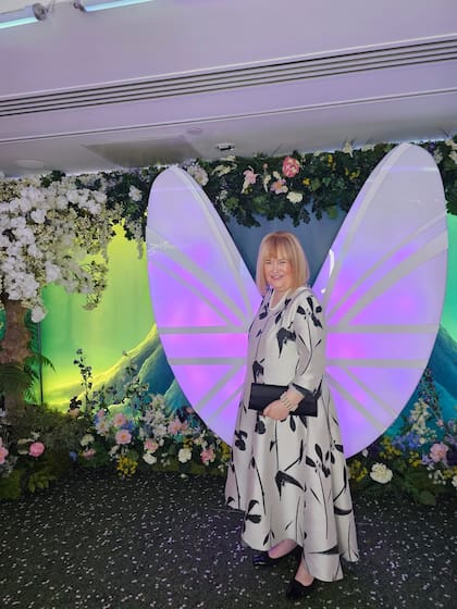 Susan Boyle sorprendió con su nuevo look en la alfombra de los premios Pride Britain Awards