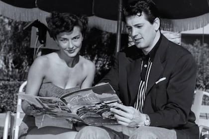 Susan Cabot junto a Rock Hudson en una escena del documental Solo el cielo lo supo, sobre la vida del actor