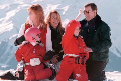 Susan con Sarah, Andrés y las dos hijas de ellos, las princesas Beatriz y Eugenia, durante unas vacaciones en Verbier, Suiza, en 1997.