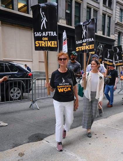 Susan Sarandon comenzó a marchar en la protesta de los guionistas, que comenzó el 2 de mayo.