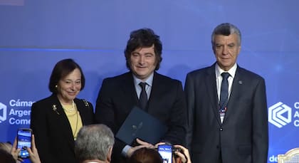 Susan Segal, Javier Milei y Mario Grinman, durante el 23º Council of the Americas