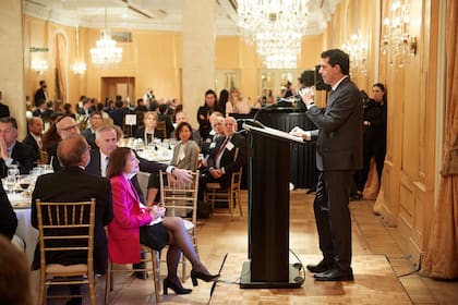 Susan Segal, la presenta del Council of Americas, escucha a De Pedro