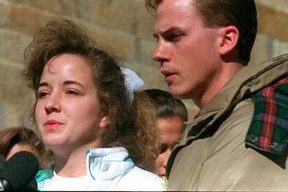 Susan y David Smith hablan con la prensa el 2 de noviembre de 1994 en Union, Carolina del Sur. Susan Smith fue convicta de matar a sus hijos de 14 meses y 3 años. (Foto AP/Mary Ann Chastain)