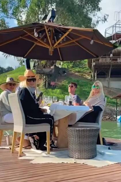 Susana aterrizó en compañía de su hija, Mecha, y dos amigos, Marcelo Fernández y Nicolás García Mayor. El sábado 29, arrancó los festejos por su cumpleaños con un almuerzo “flotante”. Contó que los platos fueron llevados desde la cocina del hotel a bordo de una lancha.