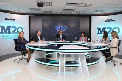 Susana Balbo, Presidenta del w20 y dueña de Bodegas Susana Balbo; Sergio Kauffman, Presidente de Accenture; José del Río, Secretario General de redacción de LA NACION; Carola Fratini, CEO de América latina de QBE Seguros; Belu Lucius, influencer y Rosario Altgelt, Gerente General de Latam Airlines A