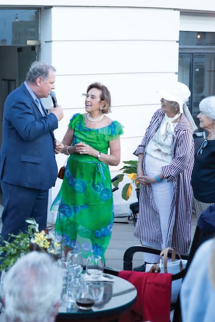 Susana Bencich escucha atentamente a su yerno, Jorge Born (está casado con Celina Cabezas Bencich), que dedicó unas muy lindas palabras.