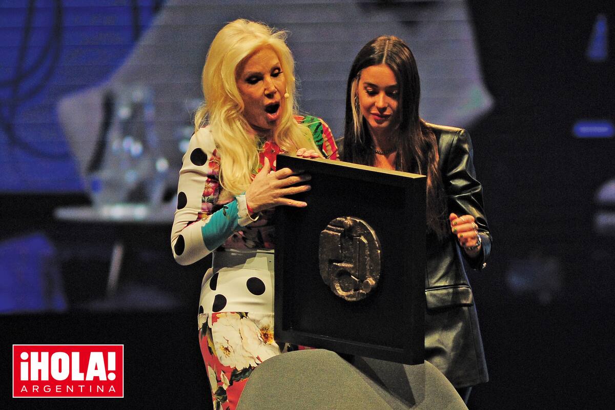 Susana, encantada con su premio, junto a su nieta, Lucía Celasco.