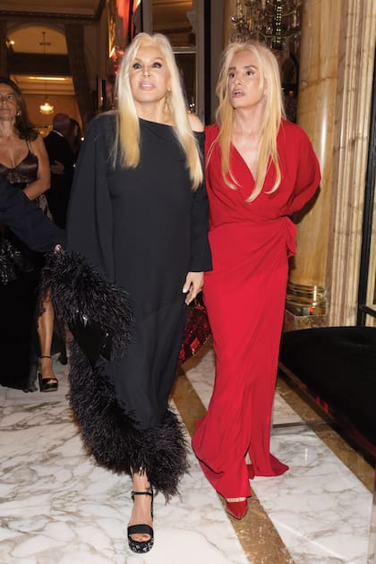 Susana Giménez acertó con una túnica con escote asimétrico, decorada con plumas de Taller Marmo, y lo complementó con sandalias con plataforma. Su hija, Mercedes Sarrabayrouse, eligió un vestido Carolina Herrera, zapatos Miu Miu y cartera Fendi.