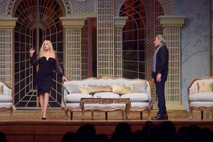 Susana Giménez junto a Antonio Grimau en una de las escenas de la comedia brillante Piel de Judas