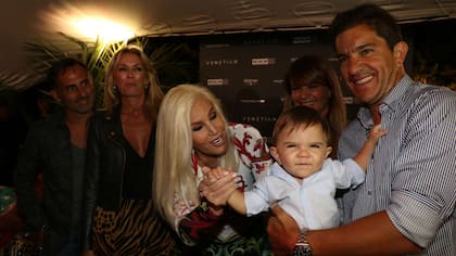 Susana Giménez, junto a Diego y Yanina Latorre, Amalía Granata, Leo Squarzon y el pequeño Roque en un evento del Venetian Luxury Residences de los desarrolladores Weiss Mora Weiss
