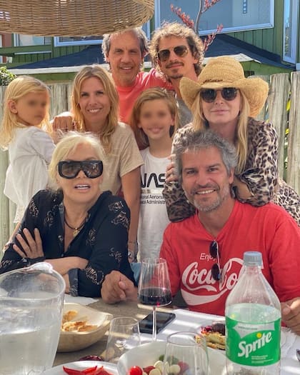 Susana Giménez junto a sus hermanos y sobrinos (Foto: Instagram/@sugimenezok)