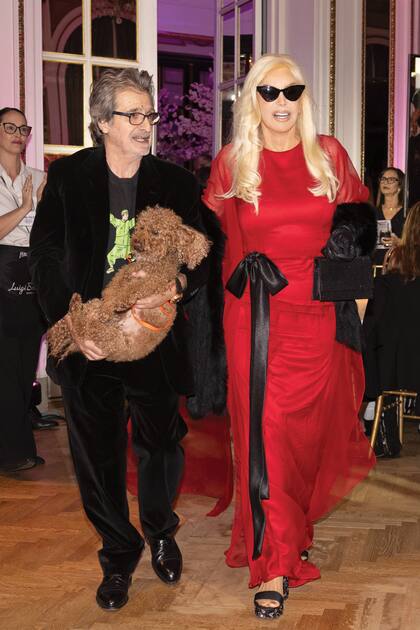 Susana Giménez llevó un vestido de Manuel González y sandalias de Chanel. Junto a ella, Eduardo Cohen, dueño del anticuario Arita que donó las joyas que se subastaron, con su caniche Tinto en brazos