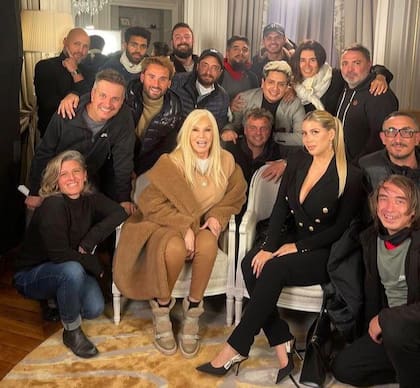 Susana Giménez y el equipo de producción con el que se filmó el especial que tendrá esta noche a Wanda Nara como protagonista