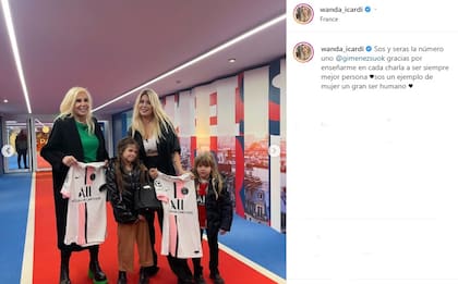 Susana junto a Wanda y sus hijas, Francesca e Isabella (Foto: Captura Instagram/@wanda_icardi)