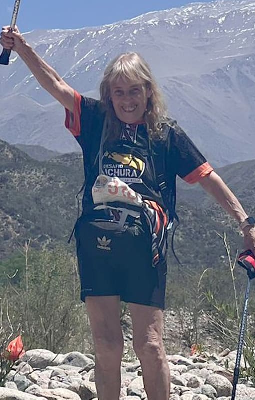 Susana, luego de correr con la rodilla lastimada