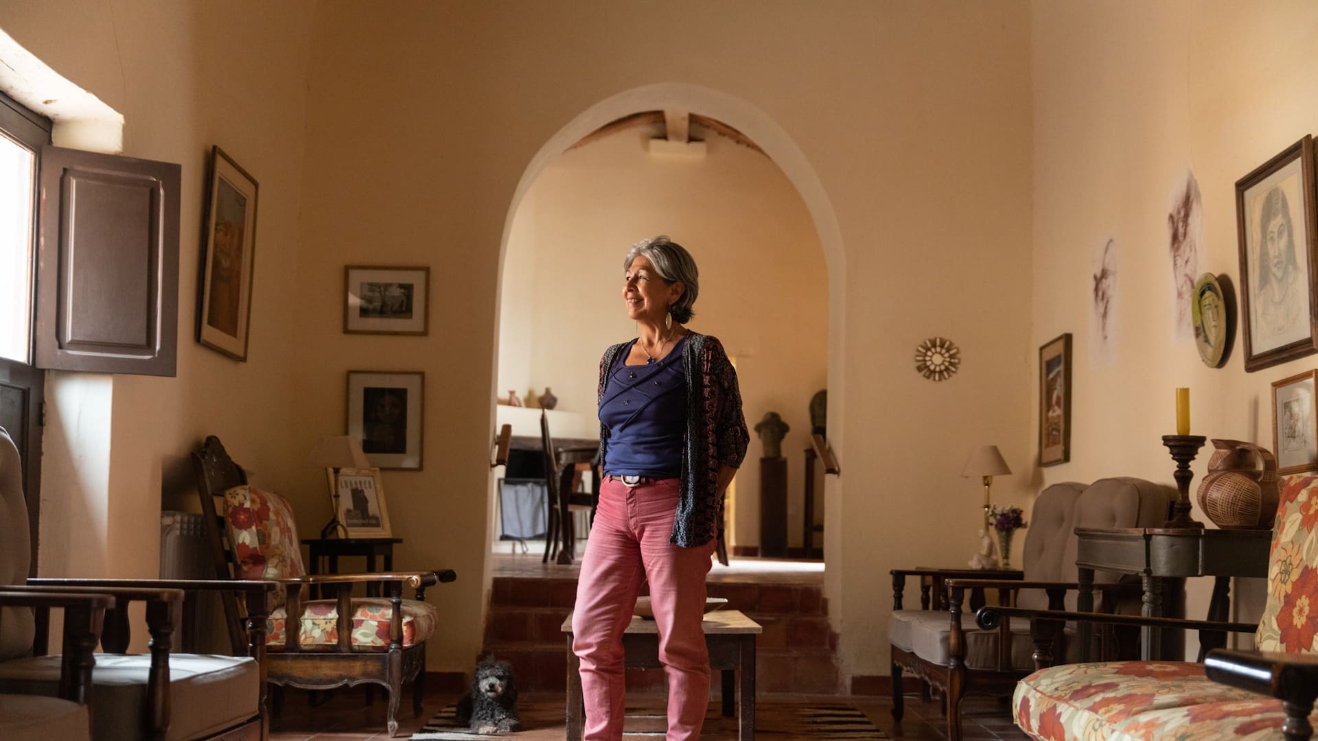 Hace varios años, la pionera Barbarita Cruz sentada en la puerta de su casa, una verdadera usina de cultura donde refugió a grandes artistas, enseñó a pintar y a modelar con arcilla, escribió y cantó numerosas coplas.