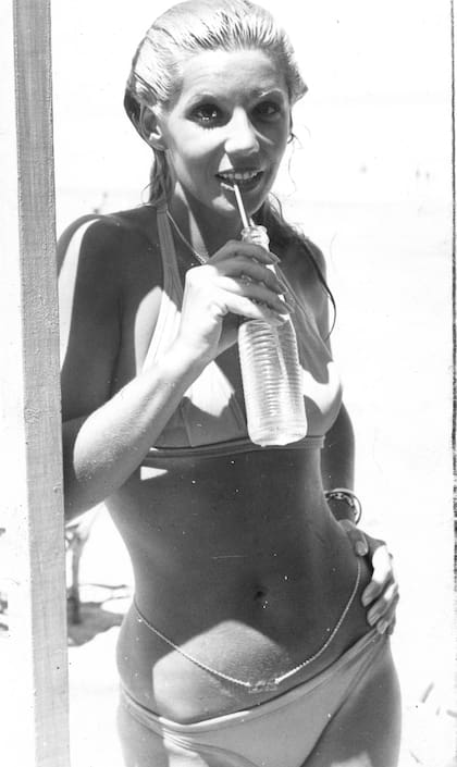 Susana, relajada durante un verano en la playa.
