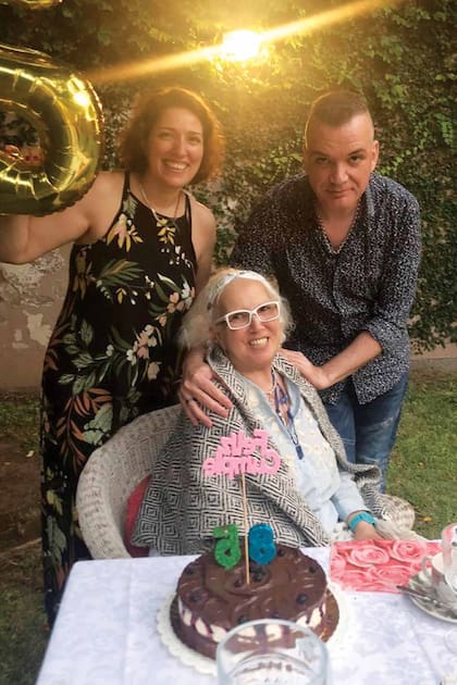 Susana Rinaldi y sus hijos Ligia y Alfredo, quienes heredaron la pasión por la música