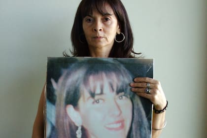 Susana Verón con la foto su hija Marita, secuestrada en 2002