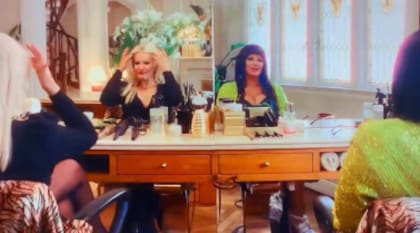 Susana y Moria en la comentada secuencia del biopic (Foto: Captura Netflix)
