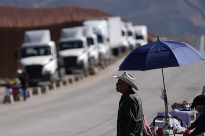 Susano Córdoba vende maní a camioneros que hacen fila para cruzar la frontera hacia Estados Unidos mientras los aranceles contra México entran en vigencia, el martes 4 de marzo de 2025, en Tijuana, México