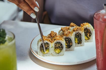 Sushi Let it V, junto a los platos elaborados en kamado es la especialidad de la sede Lounge, en Belgrano.
