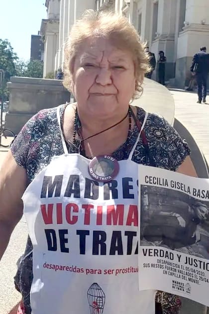 Margarita Meira señala la imagen de Susi, su hija, que fue prostituida a los 17 años y apareció muerta al año siguiente con un embarazo de dos meses