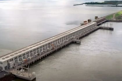 Suspende las visitas turísticas y técnicas a la central hidroeléctrica que comparten Argentina y Paraguay