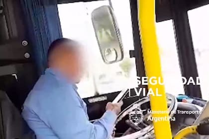 Suspenden a un colectivero imprudente que usaba el celular mientras conducía el micro lleno de pasajeros