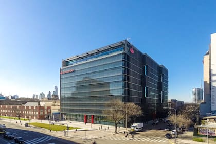 Sustentable, tecnológico y abierto a la comunidad: así es la nueva sede corporativa del Santander que fue inaugurada esta semana en Paseo Colón y Garay.