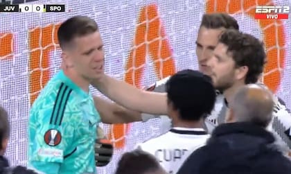 Susto en Italia Wojciech Szczesny se tocó el pecho y, mareado, no pudo continuar en el partido de Juventus