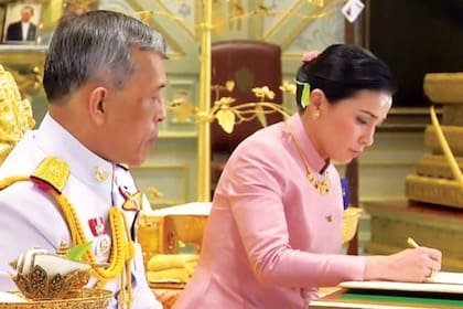 Suthida y Rama X se casaron un día antes de que el príncipe de Tailandia se convirtiera en rey