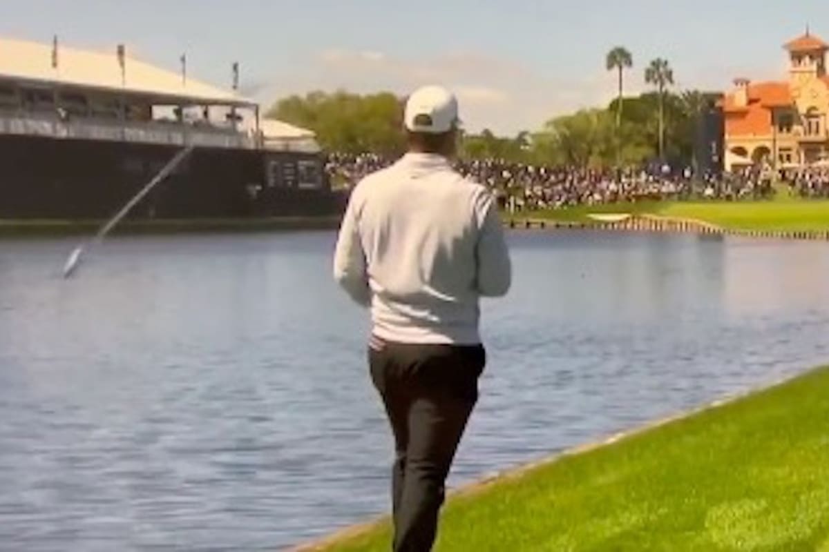 Sutilmente y frustrado por su tarea en el torneo The Players, el golfista estadounidense Matthew Wolff arrojó su palo al agua.