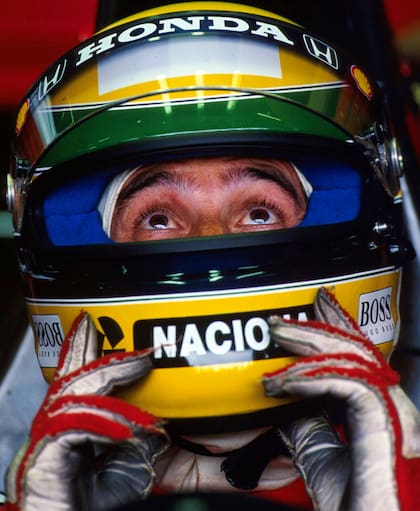 Sutton le tomó una imagen llamativa a Ayrton Senna dos semanas antes de su muerte; el brasileño parece mirar al cielo.