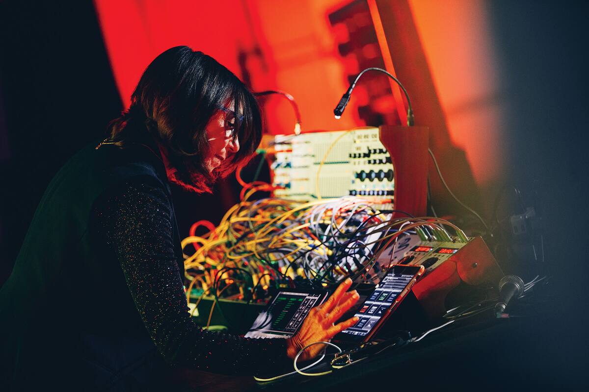Suzanne Ciani en acción. ¿Por qué la artista que a fines de los 60 empezó a tocar el sintetizador Buchla suena más actual que nunca?