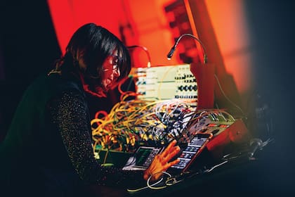 Suzanne Ciani en acción. ¿Por qué la artista que a fines de los 60 empezó a tocar el sintetizador Buchla suena más actual que nunca?