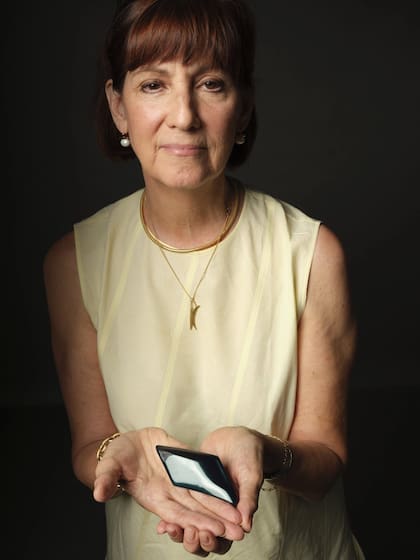 Suzanne Daley, quien fue jefa de la corresponsalía en Sudáfrica de The New York Times entre 1995 y 1999, sostiene un fragmento de su automóvil —que fue acribillado por el ejército de Lesoto, en el sur de África