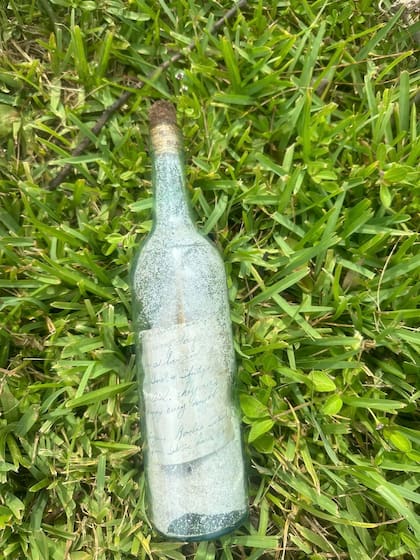 Suzanne Flament-Smith encontró una misteriosa botella con un mensaje