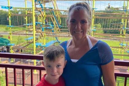 Suzanne Hayes y sus hijos se mudaron a un hotel y están felices