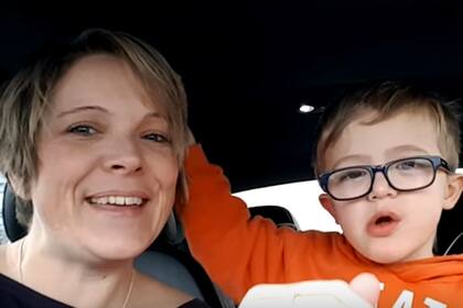 Suzanne y su colega Tracy, son madres de niños con capacidades diferentes que crearon Singing Hands, una organización que difunde un sistema de comunicación que combina el lenguaje de signos con la voz hablada