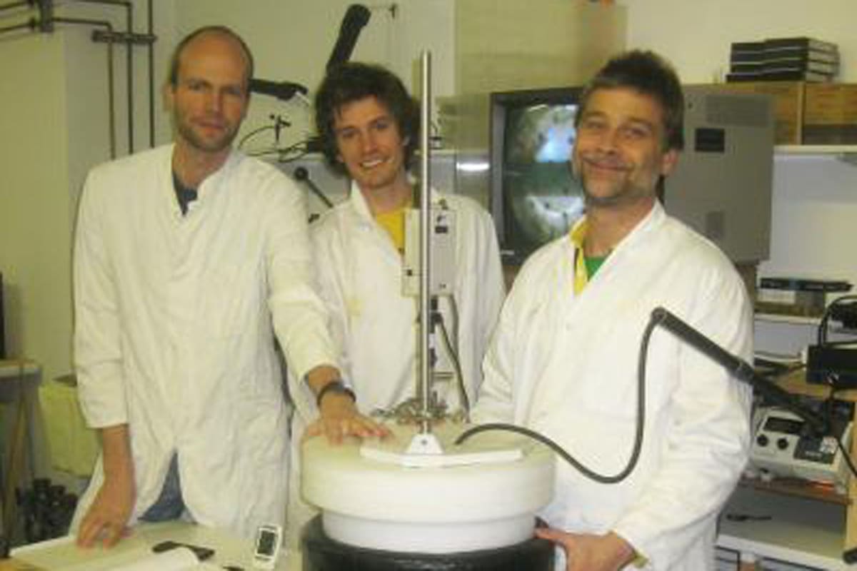 Sven Thatje (a la izquierda de la imagen) en su laboratorio en el Centro Nacional de Oceanografía en Southampton, Reino Unido