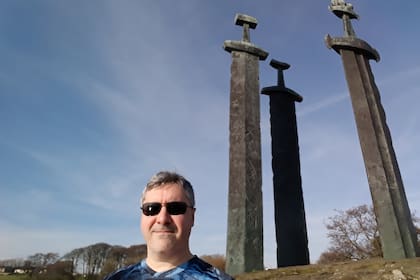 Sverd i fjell es un monumento ubicado en el fiordo Hafrsfjord, a las afueras de la ciudad noruega de Stavanger. Las espadas conmemoran la histórica Batalla de Hafrsfjord que tuvo lugar allí en el año 872, cuándo el rey Harald Fairhair reunió toda Noruega bajo su corona.