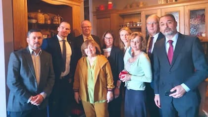 Svetlana Alexievichen en su casa de Minsk en 2020 rodeada de diplomáticos europeos