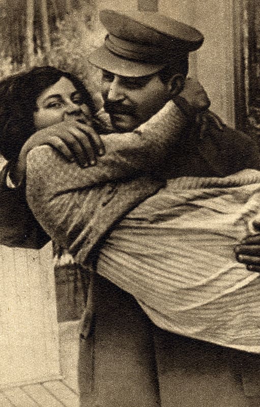 Svetlana en brazos de su padre Stalin en 1935