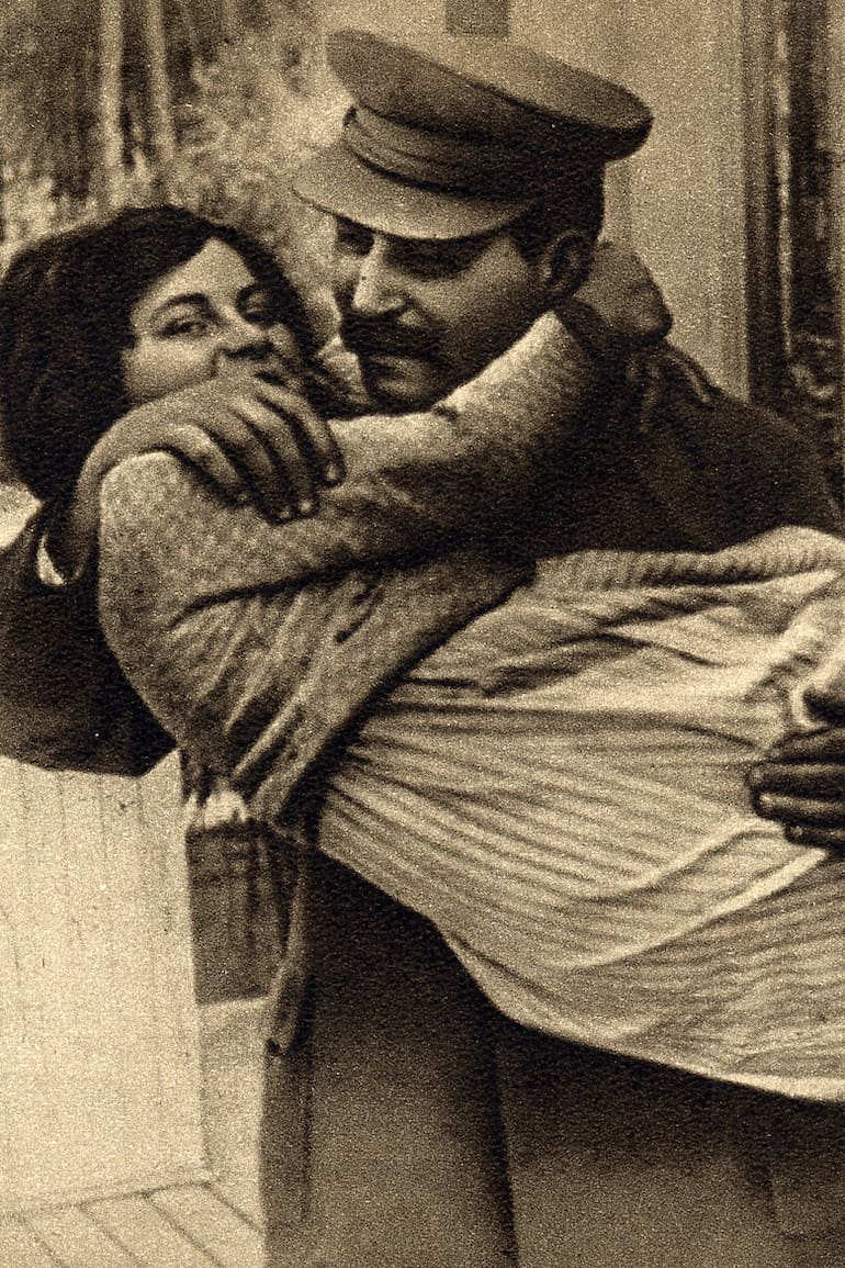 Svetlana en brazos de su padre Stalin en 1935