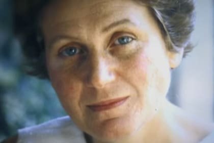 Svetlana Stalina cambió su nombre por el de Svetlana Alilúyeva, y más tarde, en los Estados Unidos, por el de Lana Peters